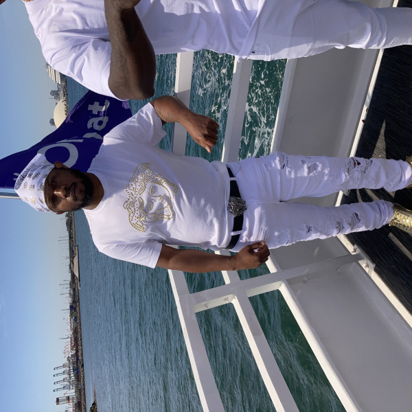 DirectMe profile picture for @versace